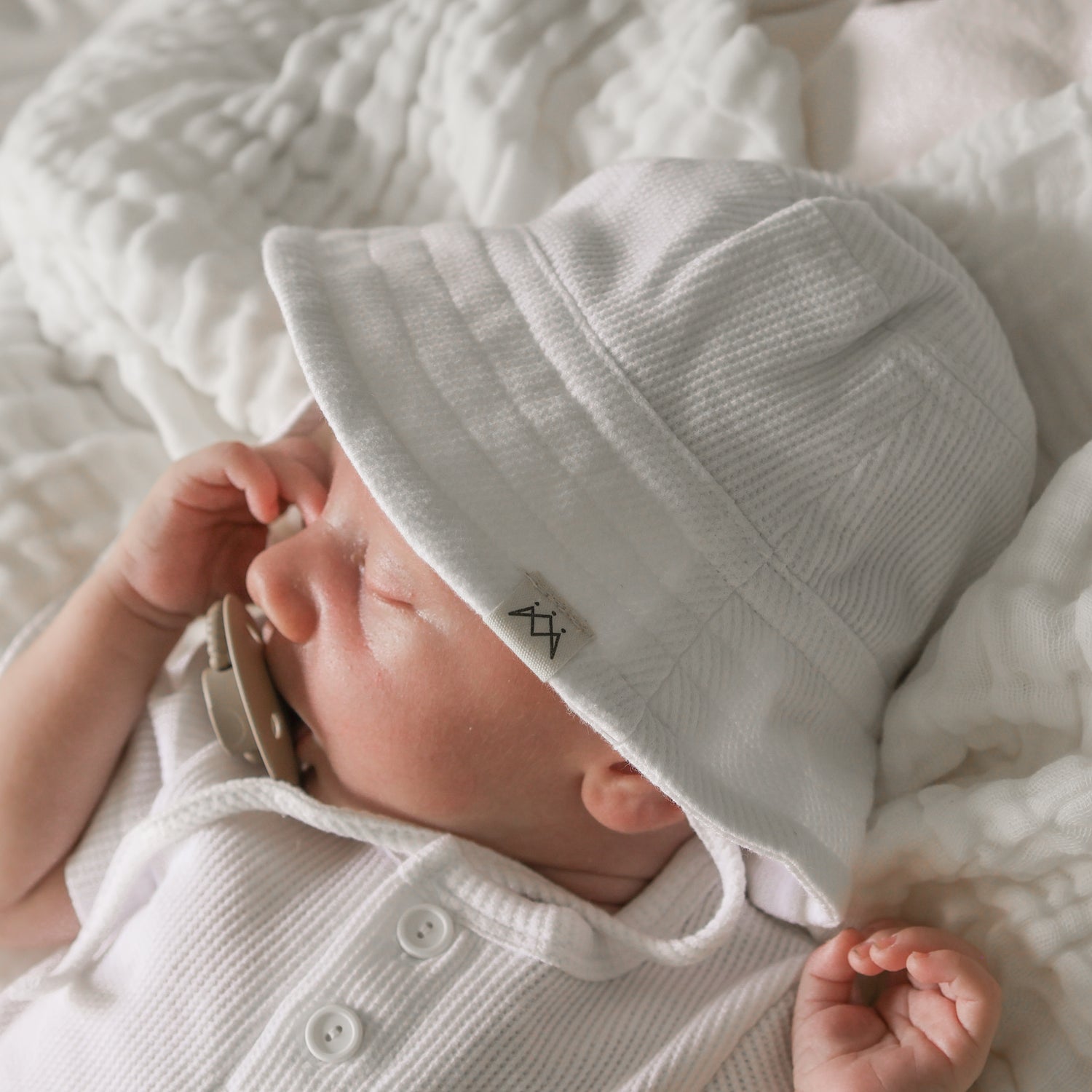 Summer Bodysuit &amp; Sun Hat - White